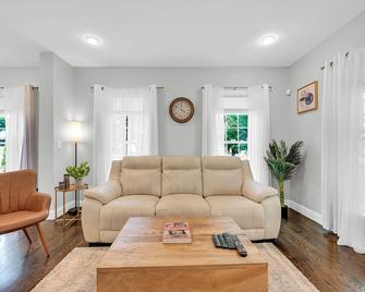 The All Seasons Oasis! Entire home/pool/hot tub/billiards/chef kitchen/4BR+sofas - Port Chester - Soggiorno