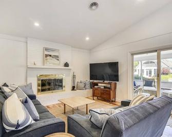 336 Hickman Street by Long & Foster - Rehoboth Beach - Living room