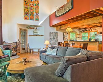 Forested Pentwater Vacation Rental - Walk to Beach - Pentwater - Living room