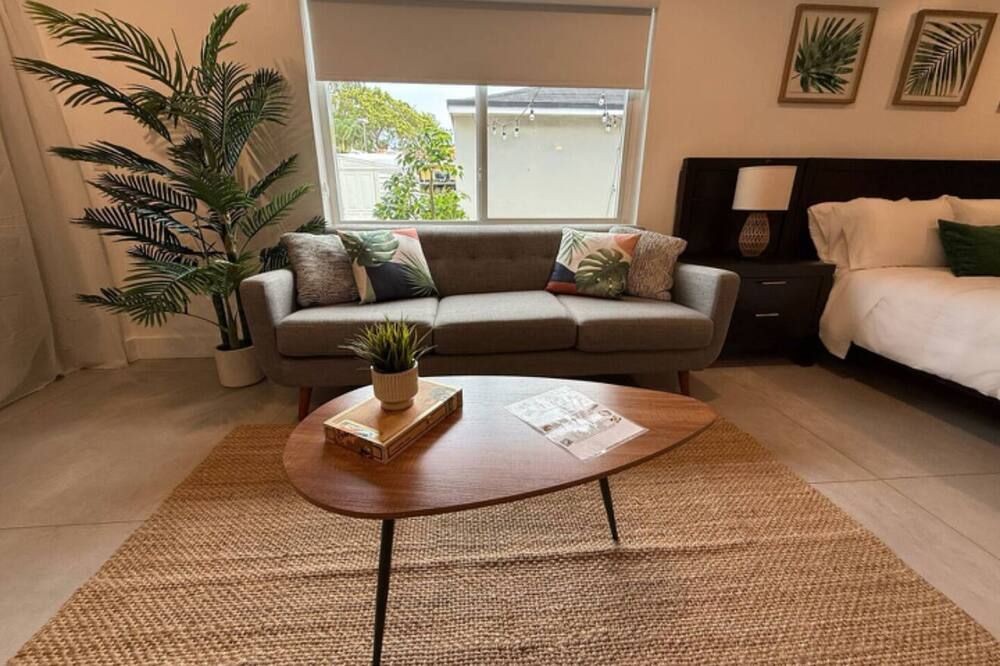 The Miami Tropic Suite - Private Stay with Free Parking in the Heart of Miami - מיאמי - סלון
