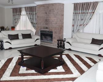 Shailoh Folyjon 2bedroomed Wing - Harare - Obývací pokoj