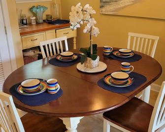 Contemporary Beach Condo At The Resort At Goose Rocks- End Unit 800 Sq Ft - Kennebunkport - Spisestue