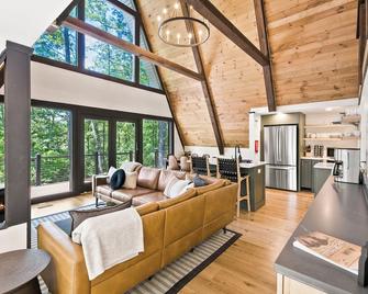1 mile to Bryce Resort l 4 BR l Hot Tub l Fire Pit l Game Room - Basye - Sala de estar