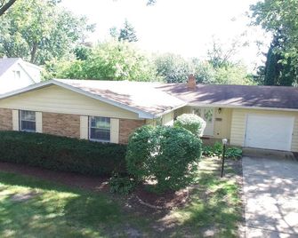 Professionally Sanitized - Downtown Naperville - Three Bedroom Retreat - Naperville - Building