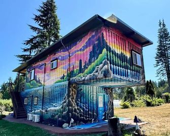 Modern container cabin on 13 acre country estate - Sequim - Building