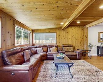 Cozy home with hot tub behind golf course & near casinos/event center - Stateline - Living room