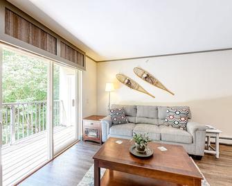 Comfortable ski-in/out condo with pool, balcony, high-speed WiFi & hiking nearby - Warren - Living room