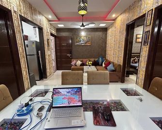 Entire 3bhk Luxury Flat in Zirakpur-Panchkula-Chandigarh-Mohali, Punjab, India - Zerakpur - Dining room