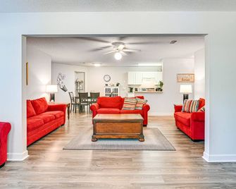 Murrells Inlet Condo w/ Pool Access, Near Beach! - Murrells Inlet - Living room