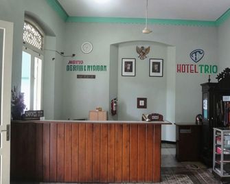 Hotel Trio Surakarta - Surakarta City - Front desk