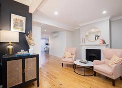 Poolside Glamour - A Stylish Newcastle Hideaway - Newcastle - Living room