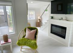 newly renovated house in Brandt Point, right near town and Children's Beach - Nantucket - Living room
