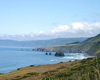 Charming CasparCottage Walk to the Waterfall in Russian Gulch State Park - Mendocino - Playa