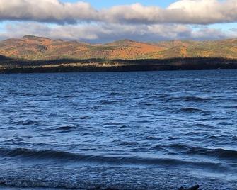 Lake Champlain Tiny House on Wooded Property with Private Beach/Lake Access - Vergennes - Playa