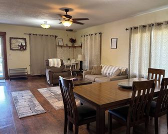 Charming family home less than 10 min from I-80 - North Platte - Sala pranzo
