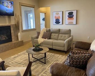 TJ Rancher home, private yard, king beds, 2.5 bath - Twin Falls - Living room