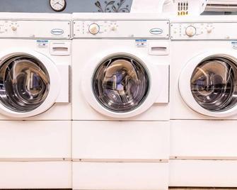 2 Convenient Suites with Private Kitchens! Pets Allowed! Near Centennial Beach! - Warrenville - Wasserette