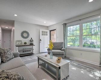 Apex Home about 15 Mi to Downtown Raleigh! - Apex - Living room