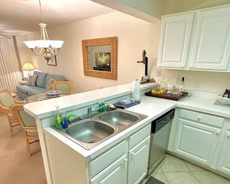 Lovely Cozy Condo In A Tropical Oasis Centrally Located ! - Fort Myers - Cocina