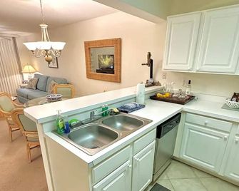 Lovely Cozy Condo In A Tropical Oasis Centrally Located ! - فورت ميرس - مطبخ