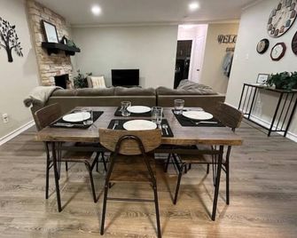 Cozy 3 BR + screened porch & FP - Taylor - Dining room