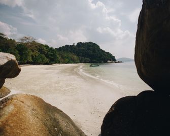 De Clinique Hotel - Pangkor - Beach