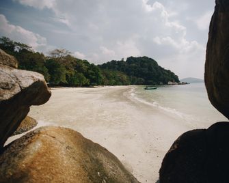 OYO 44078 The Island Hotel - Pulau Pangkor - Strand