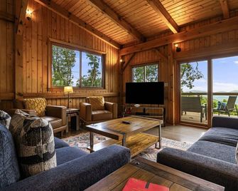 Magnolia Mountain | Views, Jetted Tub, Near Parkway + Biltmore Pass Included - Asheville - Living room