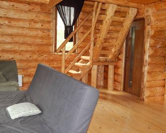 Mountain log chalet/cabin at the foot of Fagaras Range in Carpathian Mountains - Porumbacu de Sus - Sala de estar
