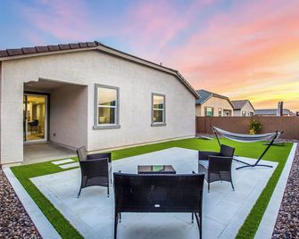 Modern Elevated Retreat: 3-bedroom New build home in Maricopa - Maricopa - Patio
