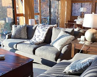 Firefly Inn lakefront family/pet friendly retreat. Book early! - Wright City - Living room