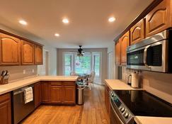 Newly Renovated Family House On Highland Lake with Dock - Winsted - Cocina