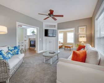Spacious Mooresville Home w/ Lake Norman View! - Mooresville - Living room