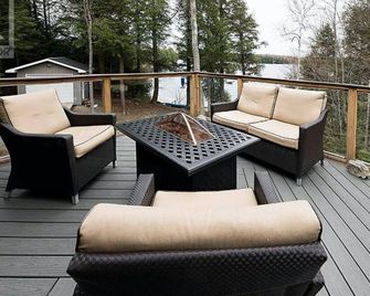 Private Lakefront Cottage on Deer Lake - Sundridge - Balcón