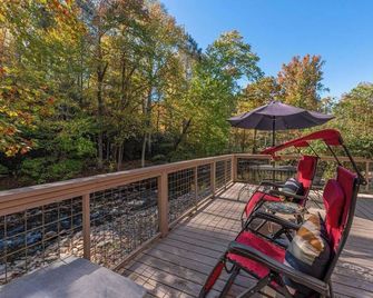 Creekside Fairytale Cottage-Hot Tub-Cozy Fireplace - Hot Springs - Balcony