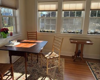 New to VRBO- 2-bedroom house close to Clinton Marinas and Restaurants - Clinton - Dining room