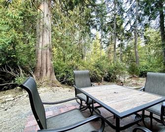 Private Hot Tub | Brand New! Walk to beach - Shelton - Патіо