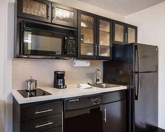 2 Convenient Suites with Private Kitchens! Pets Allowed! Near Centennial Beach! - Warrenville - Keuken