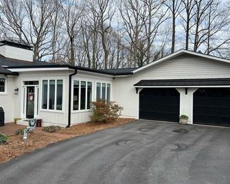 Recently Renovated Home - Furniture Market, Hpu, Wake Forest, Greensboro & More! - Kernersville - Building