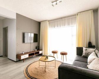 Chic, luxurious & spacious with backup power. - Sandton - Living room