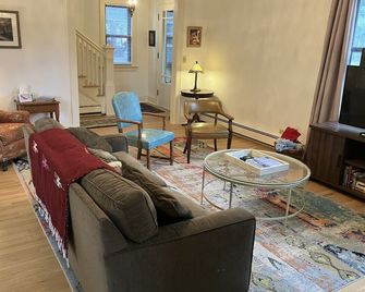 Downtown Hibbing, 3 bd, 2 ba. home with garage - Hibbing - Sala de estar