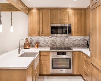 Luxury 2 Bedroom Downtown Aspen Vacation Rental With Access To A Heated Pool, Hot Tubs, Game Room And Spa - Aspen - Cocina