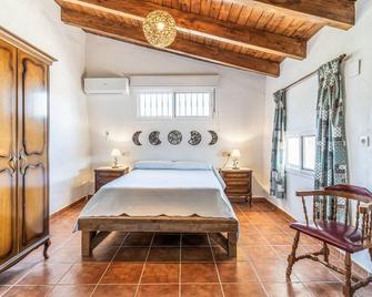 Nice home in Villanueva de la Concepcion - Villanueva de la Concepcion - Bedroom
