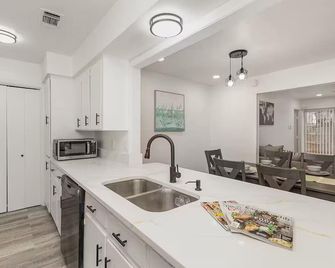 The Wood & Iron / Sleeps Up to 18 Guests - Arlington - Cocina