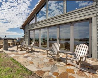 Game Room, Fireplaces, On-Site Lake! Kau - Kaufman - Patio