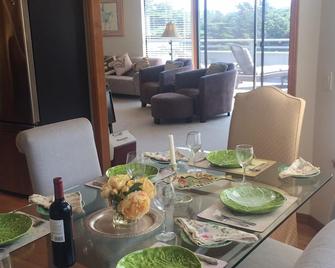 Mandolin Wind - Private Retreat With Filtered Ocean View And Hot Tub - Bodega Bay - Essbereich