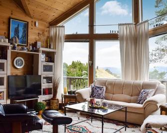 3 Bedroom Gorgeous Home In Jørpeland - Jørpeland - Living room