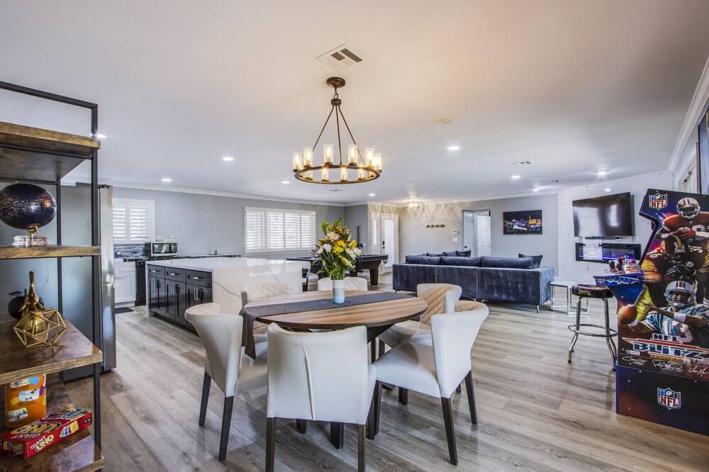 8 Minutes from Strip Luxury Home Pool & Privacy - לאס וגאס - חדר אוכל
