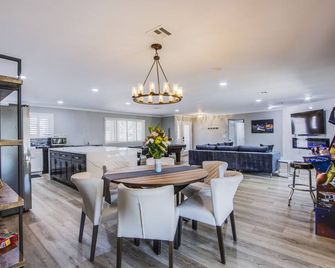 8 Minutes from Strip Luxury Home Pool & Privacy - Las Vegas - Dining room