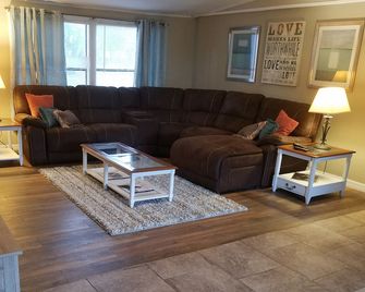 'Cowboy Cottage' 4-Bedroom Home On Gated Horse Farm - Citra - Living room